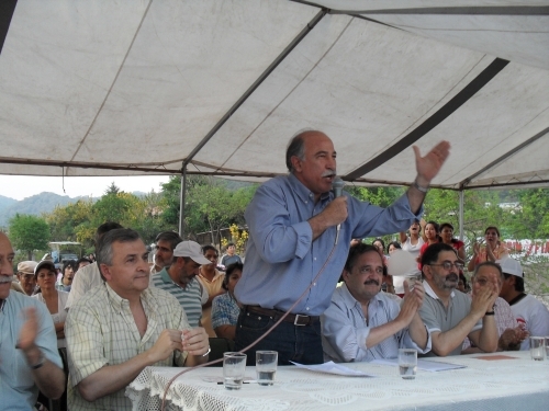 Multitudinaria caminata por el asentamiento 28 de Mayo del barrio Campo Verde
