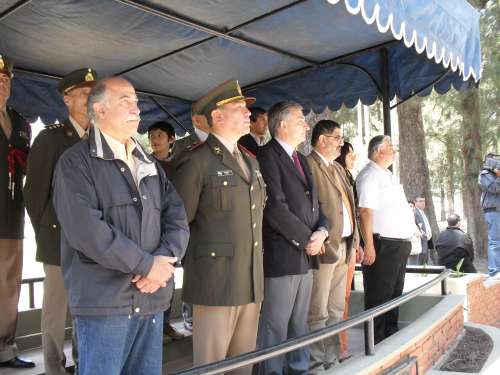 Dr. Fiad en la entrega de Bandera de Guerra donada al Reg. 5to. por el Congreso de la Nación