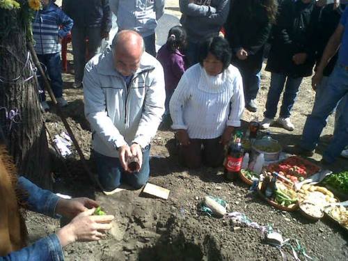 LEGISLADORES ACOMPAÑARON A PEQUEÑOS PRODUCTORES DE FINCA EL PONGO EN HOMENAJE A LA PACHAMAMA