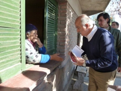 Mario Fiad y el concejal Palomares recorrieron el Bº 23 de Agosto