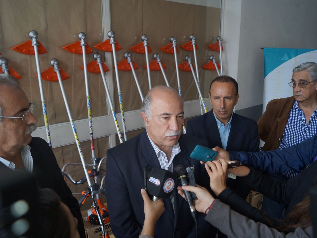 En el marco de la lucha contra el mosquito aedes aegypti, Fiad entregó desmalezadoras